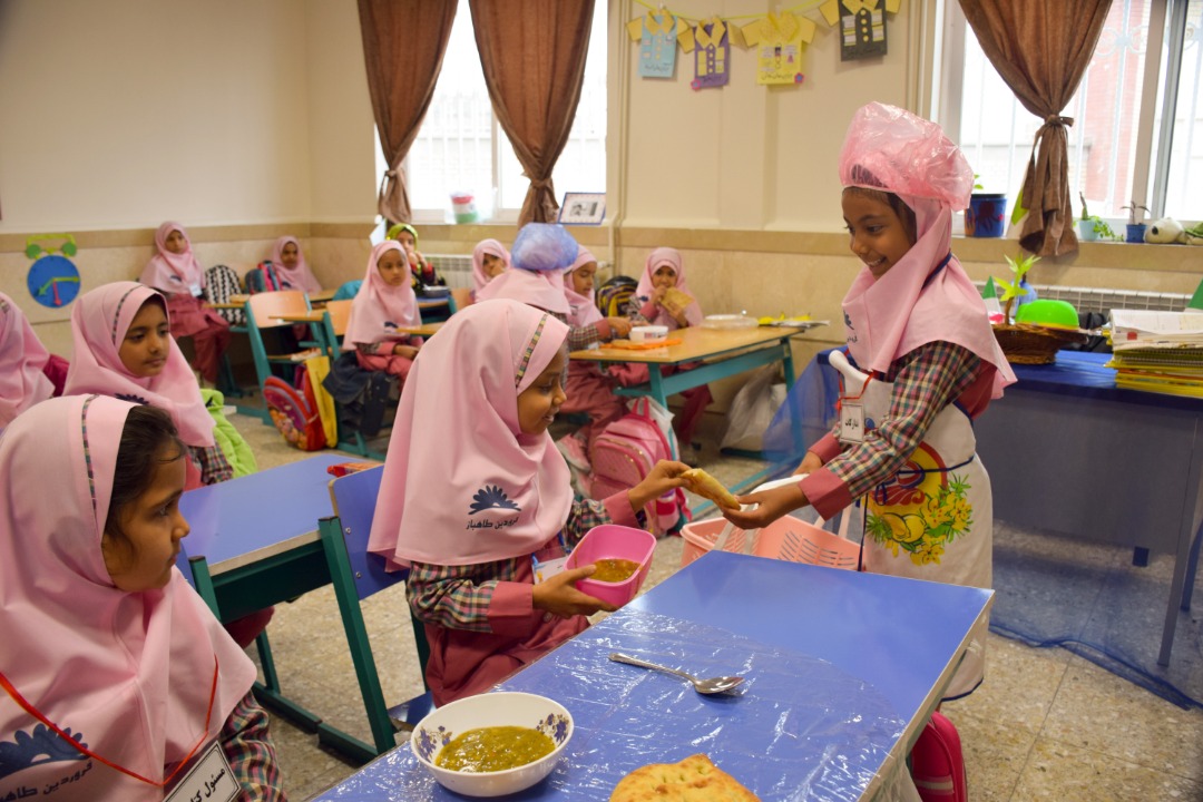 تامین تغذیه روزانه مدرسه توسط بنیاد دکتر نراقی Dr naraghi's educational activities